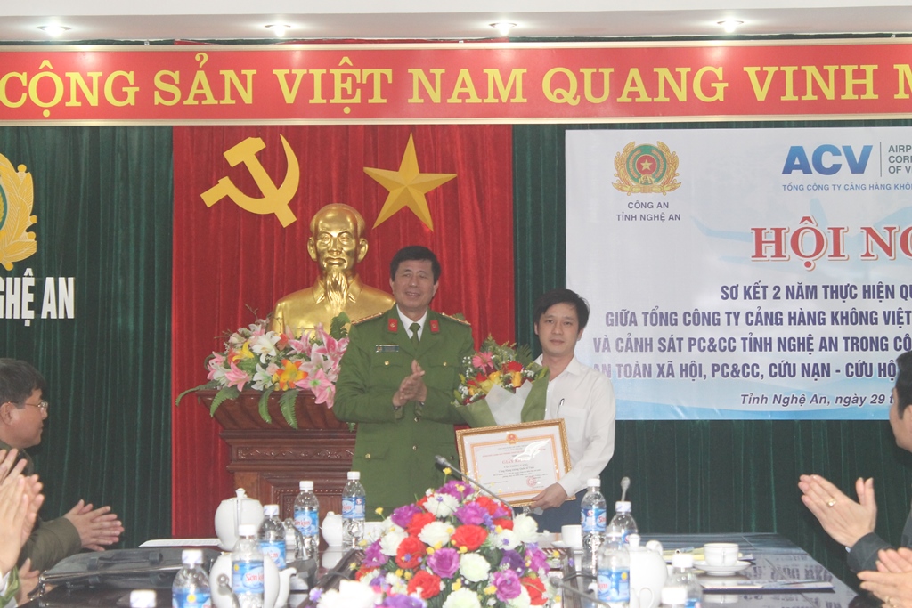 Đại tá Lê Quốc Báo, Phó Giám đốc Cảnh sát PC&CC tặng giấy khen cho Văn phòng Cảng HKQT Vinh