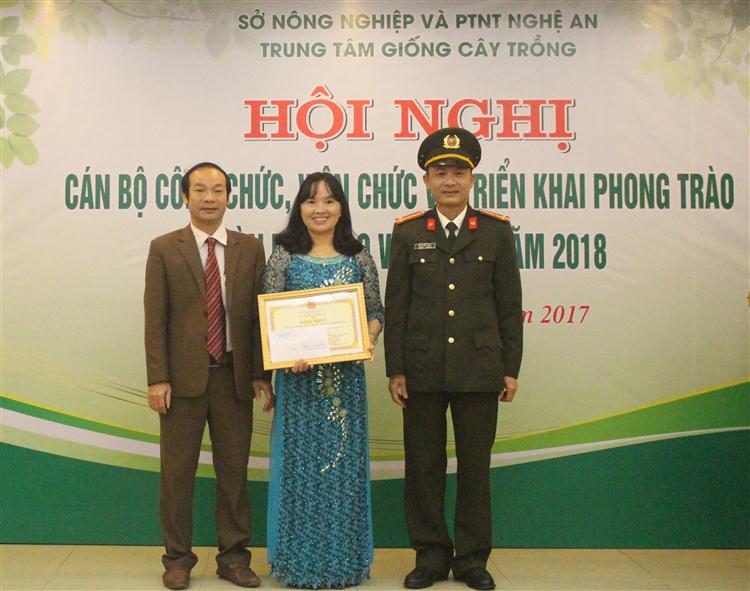 Thừa ủy quyền của Bộ trưởng Bộ Công an đồng chí Thượng tá Đậu Khắc Cảnh, Phó trưởng Phòng An ninh kinh tế Công an tỉnh trao Bằng khen cho lãnh đạo Trung tâm giống cây trồng