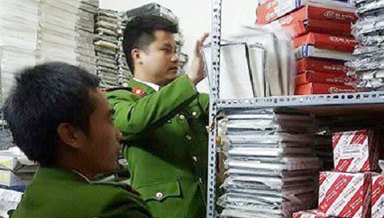 Cơ quan chức năng kiểm tra cơ sở kinh doanh phụ tùng ôtô tại phố Hoàng Đạo Thành.