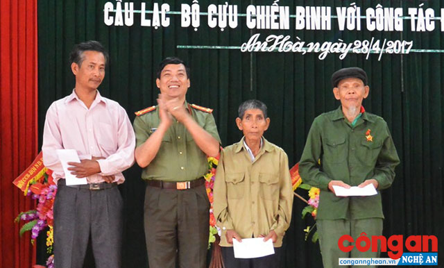 Với nhiều cách làm hay và sáng tạo, Công an huyện Quỳnh Lưu là một trong những điểm sáng về công tác dân vận (Trong ảnh: Đồng chí Đại tá Lê Khắc Thuyết, Phó Giám đốc Công an tỉnh tặng quà cho cựu chiến binh có hoàn cảnh khó khăn tại lễ ra mắt CLB Cựu chiến binh với công tác đảm bảo ANTT tại xã An Hòa, huyện Quỳnh Lưu)