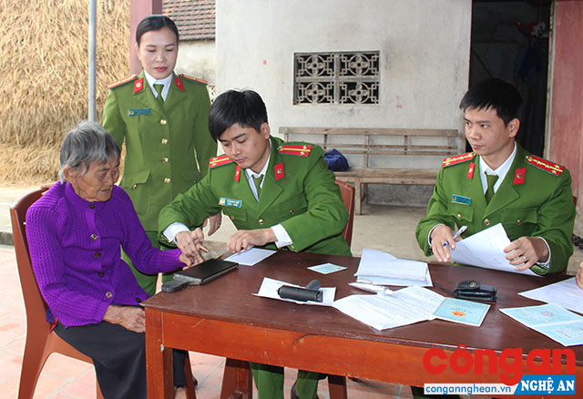 Công an các đơn vị thường xuyên đến tận gia đình có hoàn cảnh neo đơn, người già để làm thủ tục cấp phát CMND