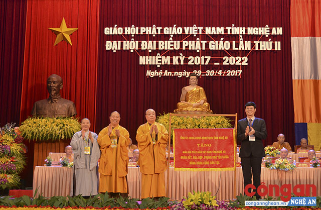 Đồng chí Lê Xuân Đại, Phó Chủ tịch Thường trực UBND tỉnh tặng bức trướng “Giáo hội Phật giáo Việt Nam tỉnh Nghệ An đoàn kết, hòa hợp, phụng đạo yêu nước đồng hành cùng dân tộc” cho Giáo hội Phật giáo tỉnh