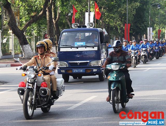 Lực lượng chức năng diễu hành tuyên truyền phòng, chống tội phạm và vi phạm pháp luật về ATGT