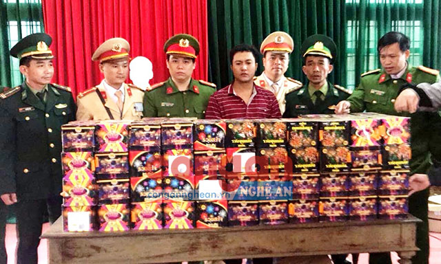 Đối tượng Lê Trung Hiếu (áo đỏ sọc trắng) và 120 hộp pháo hoa bị lực lượng chức năng phát hiện bắt giữ
