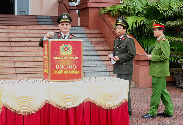 Lãnh đạo Công an tỉnh Nghệ An quyên góp cho quỹ 
