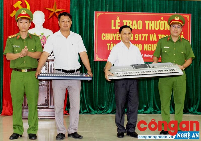 Lãnh đạo Công an huyện Nghi Lộc bàn giao tài sản trong Chuyên án 917T cho đại diện Hội đồng mục vụ giáo xứ Làng Anh