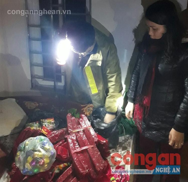 Tổ công tác Phòng Cảnh sát Môi trường kiểm tra số pháo thu giữ của đối tượng Huế (áo đen).