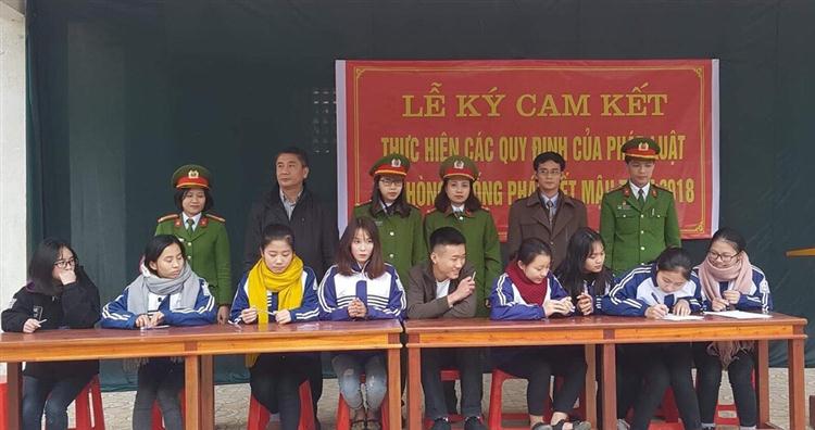   Học sinh trường THPT Phạm Hồng Thái ký cam kết