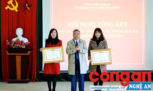 Trao Bằng khen của Thủ tướng chính phủ cho 2 cá nhân có thành tích xuất sắc trong công tác