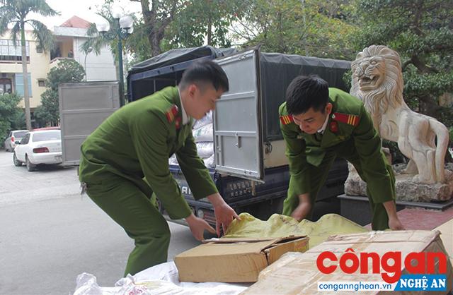 Cán bộ Công an TP Vinh vận chuyển số hàng đi tiêu hủy