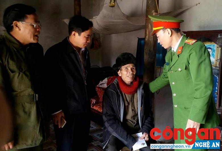 Công an huyện Nghi Lộc trao quà cho giáo dân có hoàn cảnh khó khăn tại xã Nghi Kiều