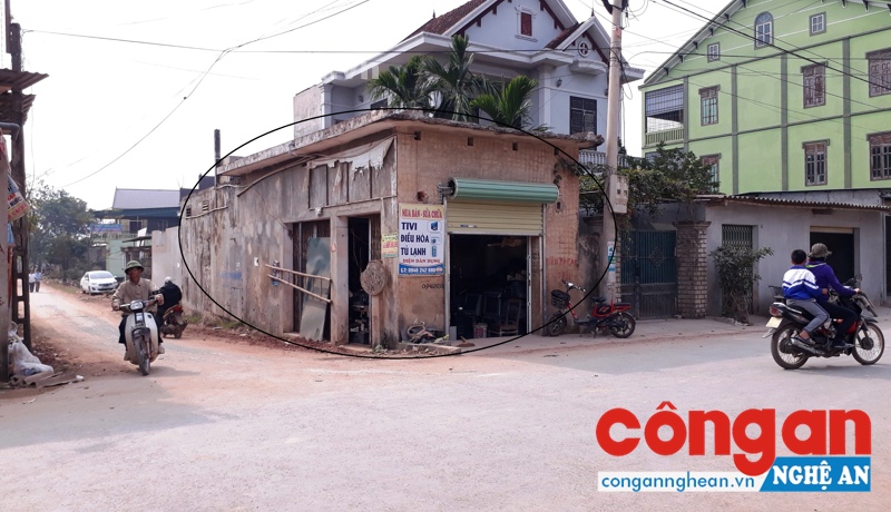 Ki-ốt của ông Cao Ngọc Chín (vòng tròn) nằm trên mương thoát nước khu dân cư