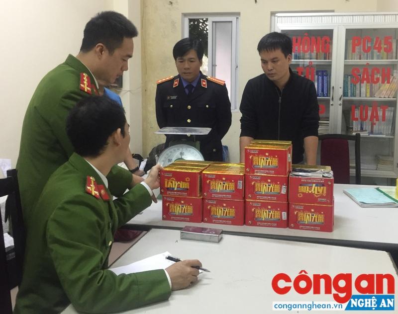 Lực lượng chức năng kiểm đếm số pháo thu giữ trong một vụ việc