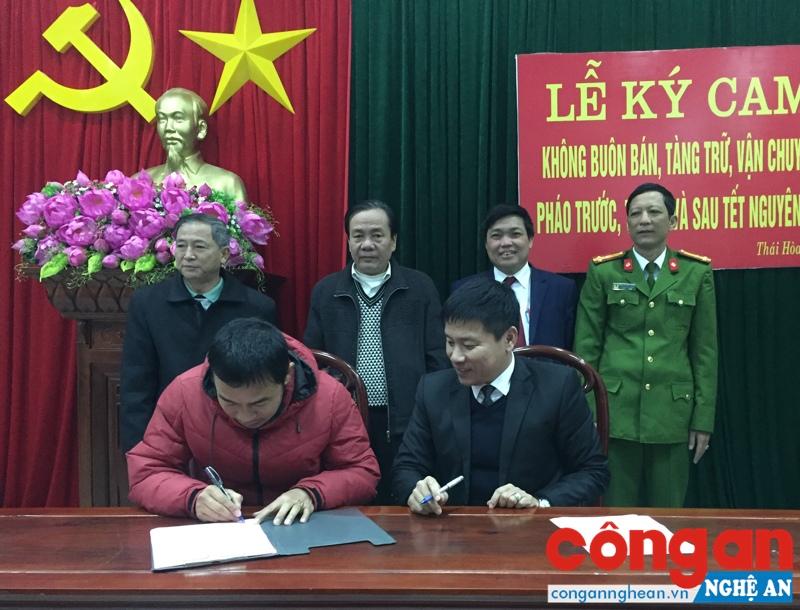 Các địa phương ký cam kết trước sự chứng kiến của lãnh đạo TX Thái Hòa và ngành chức năng