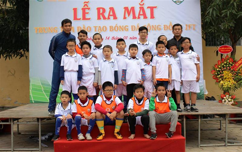 Các HLV và học viên Trung tâm đào tạo bóng đá cộng đồng JFT chụp ảnh lưu niệm