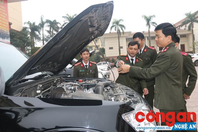 Cán bộ, chiến sỹ Phòng Hậu Cần - Kỹ thuật kiểm tra xe trước khi lên đường làm nhiệm vụ