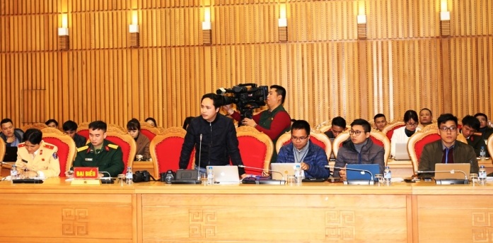 Phóng viên đặt câu hỏi tại buổi họp báo.