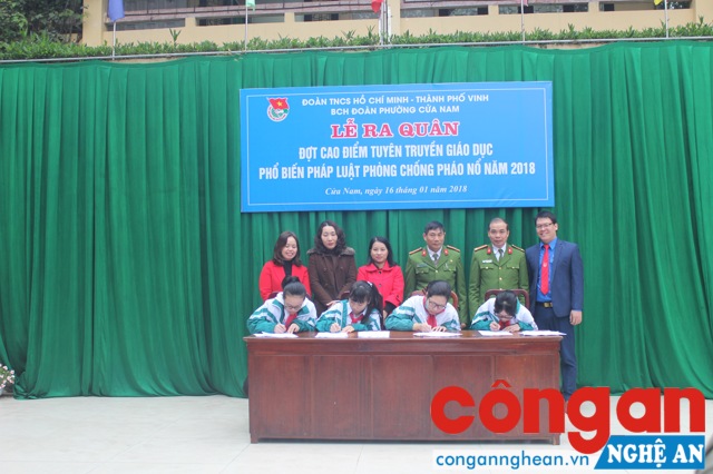 Học sinh các khổi thuộc trường THCS Cửa Nam ký cam kết