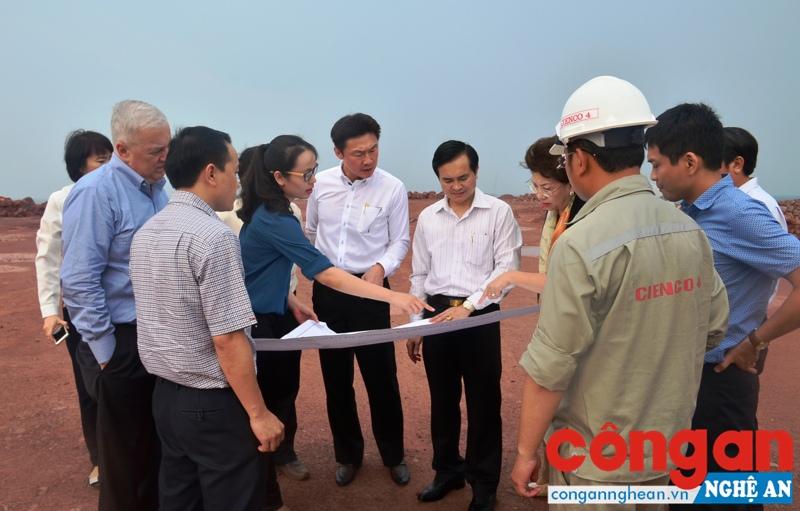 Đồng chí Lê Ngọc Hoa, Phó Chủ tịch UBND tỉnh giới thiệu tiềm năng và lợi thế về đầu tư của Nghệ An cho Công ty Hemaraj, Thái Lan 