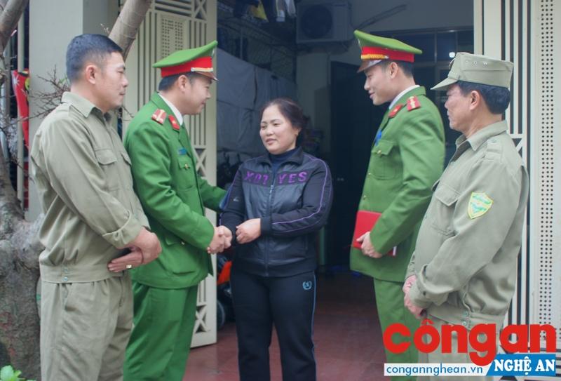 Lực lượng Công an, bảo vệ dân phố phường Trường Thi trực tiếp xuống khối phố nắm bắt tình hình ANTT