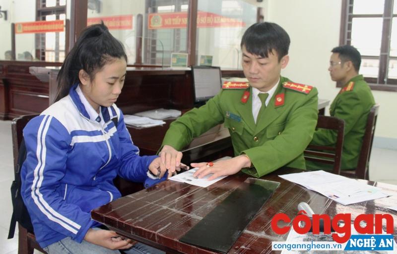  Cán bộ, chiến sỹ làm thủ tục cấp chứng minh nhân dân cho học sinh trên địa bàn