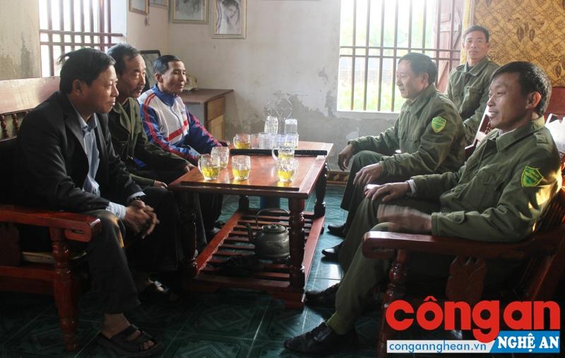 Lực lượng Công an xã trao đổi với giáo dân về tình hình ANTT trên địa bàn