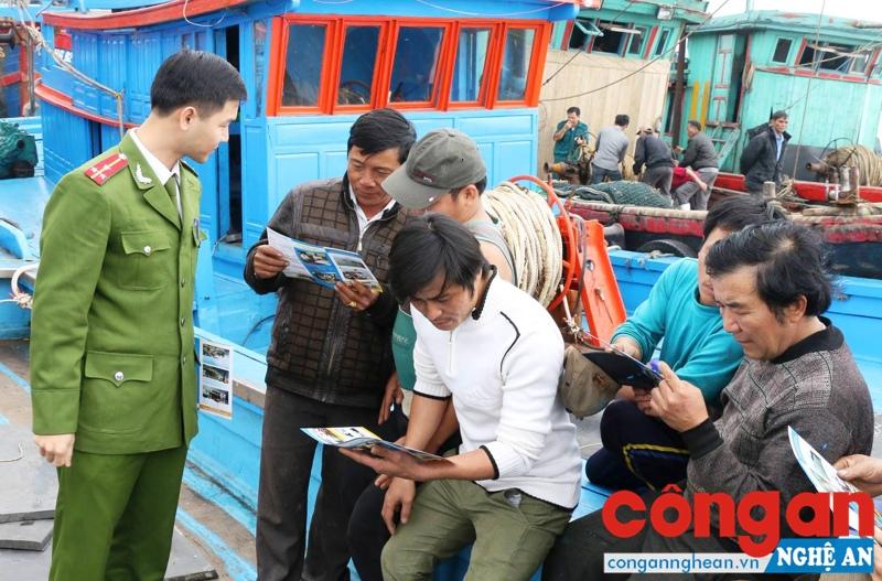 Công an Nghệ An tăng cường công tác tuyên truyền, phổ biến, giáo dục pháp luật cho người dân vùng biển TX Cửa Lò