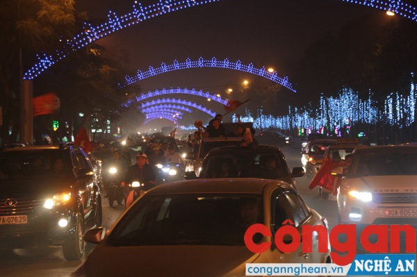Người dân TP Vinh đổ xuống đường mừng chiến thắng lịch sử của đội tuyển Việt Nam