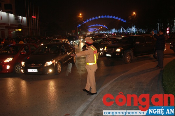 Lực lượng CSGT luôn túc trực mọi tuyến đường để phân luồng đảm bảo giao thông đi lại