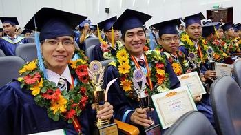 Trong thời gian tập sự, sinh viên tốt nghiệp xuất sắc, cán bộ khoa học trẻ được hưởng 100% mức lương và phụ cấp tăng thêm