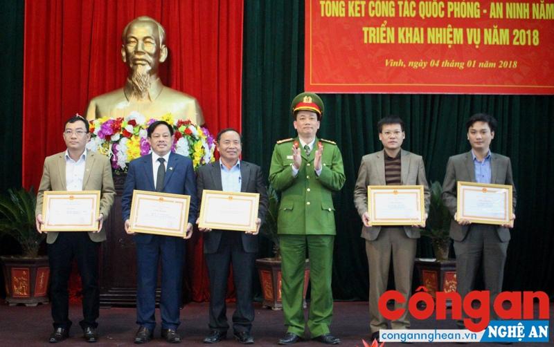 Công tác giáo dục chính trị tư tưởng được đẩy mạnh góp phần lan tỏa sâu rộng các cá nhân, điển hình tiên tiến (Trong ảnh: Đồng chí Đại tá Nguyễn Mạnh Hùng, Phó Giám đốc Công an tỉnh khen thưởng các tập thể, cá nhân đạt thành tích xuất sắc trong công tác đảm bảo ANTT trên địa bàn TP Vinh)