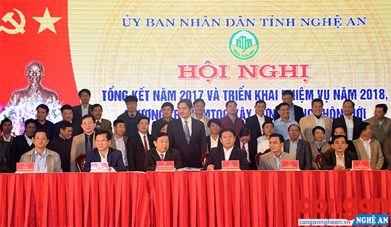 Đồng chí Nguyễn Xuân Đường, Chủ tịch UBND tỉnh và đồng chí Đinh Viết Hồng, Phó Chủ tịch UBND tỉnh cùng lãnh đạo các sở, ngành chứng kiến lễ ký giao ước thi đua xây dựng 27 xã đạt chuẩn nông thôn mới trong năm 2018 giữa các địa phương