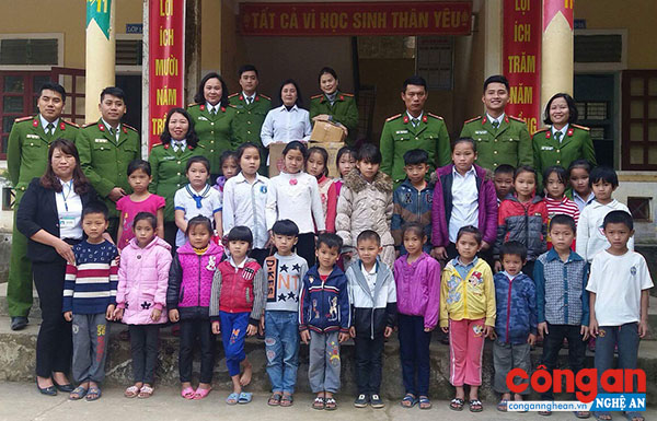Đoàn Phòng CSQLHC về TTXH tặng quà cho các em học sinh có hoàn cảnh khó khăn trên địa bàn.