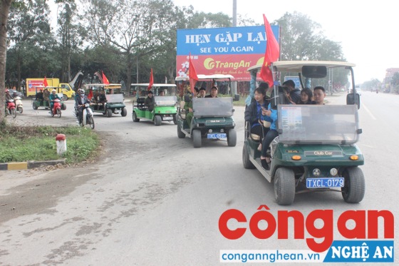 Đại diện các tổ chức, đoàn thể, lực lượng Công an, Quân sự phường Nghi Thu tuyên truyền phòng chống pháo trên các tuyến đường của địa bàn