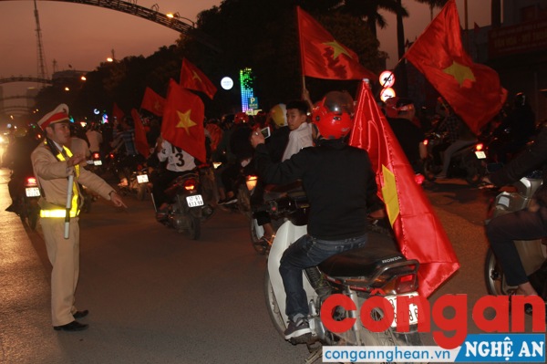 Lực lượng CSGT Công an TP Vinh phân luồng tại các nút giao thông trọng điểm