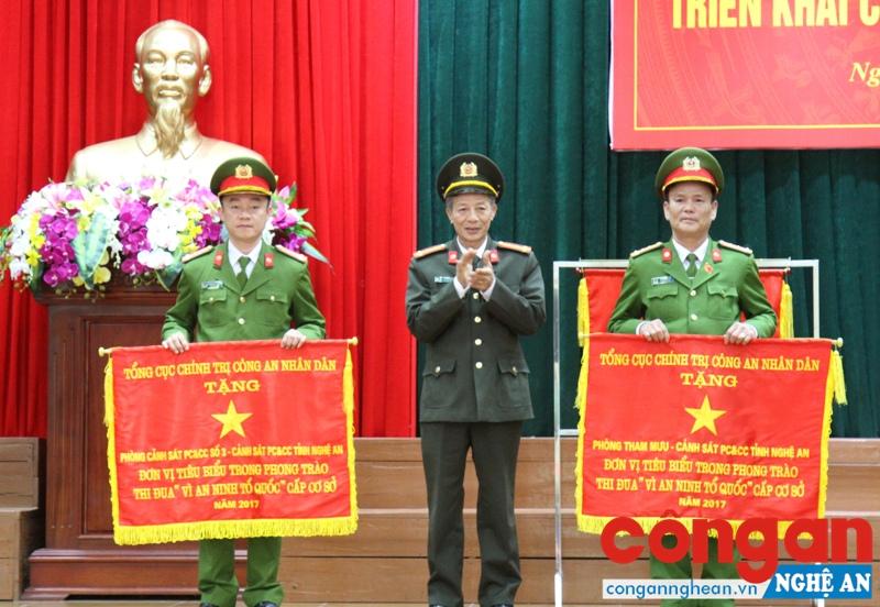 Trao Cờ thi đua của Tổng cục Chính trị CAND cho 2 tập thể