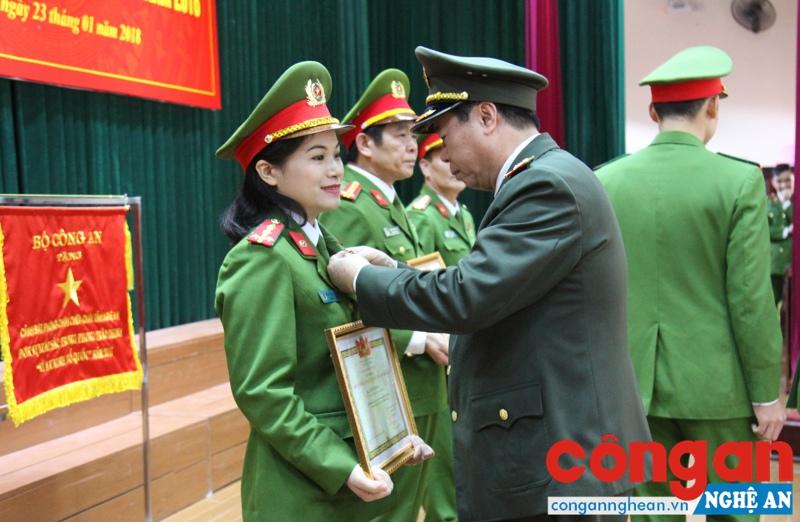Trao danh hiệu Chiến sỹ thi đua toàn lực lượng giai đoạn 2014 - 2016