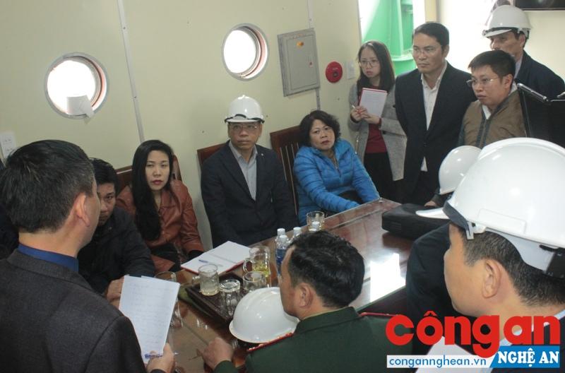 Đoàn công tác Cục Hàng hải làm việc với các đơn vị liên quan trên tàu cứu hộ vào chiều 21/1