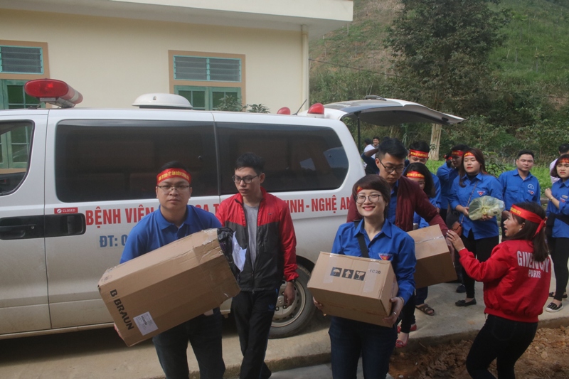 Bệnh viện Đa khoa TP Vinh huy động 20 bác sỹ, điều dưỡng vận chuyển máy móc lên tận nơi để khám chữa bệnh miễn phí cho bà con.