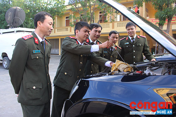 Trong nhiều năm qua, trang thiết bị ngày càng hiện đại đã góp phần tạo điều kiện để CBCS hoàn thành xuất sắc nhiệm vụ (Trong ảnh: Lãnh đạo, CBCS Phòng Hậu cần - Kỹ thuật Công an tỉnh kiểm tra xe trước khi lên đường làm nhiệm vụ)