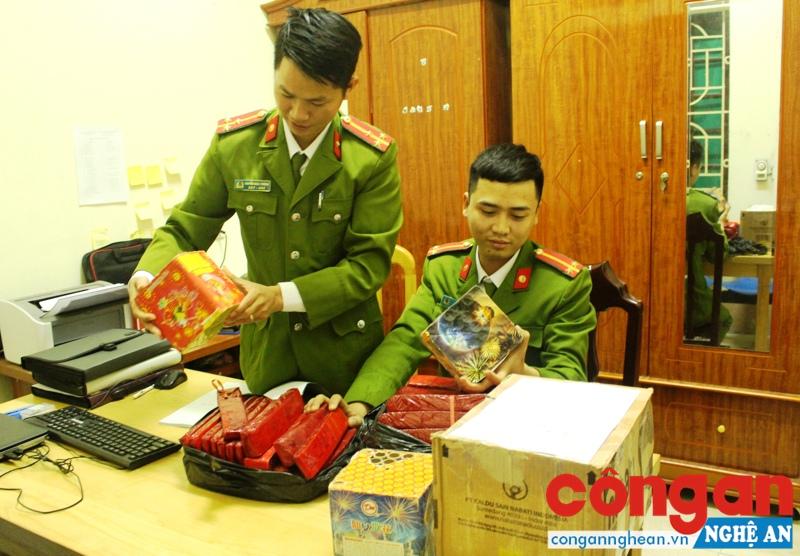 Lực lượng Công an kiểm tra tang vật thu giữ trong vụ vận chuyển pháo nổ trái phép