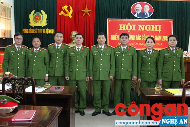 Đồng chí Đại tá Nguyễn Mạnh Hùng - Phó giám đốc Công an tỉnh chụp ảnh lưu niệm cùng lãnh đạo, chỉ huy Phòng PC52