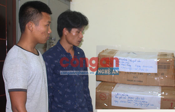 Các đối tượng cùng số pháo bị Công an TP Vinh bắt giữ