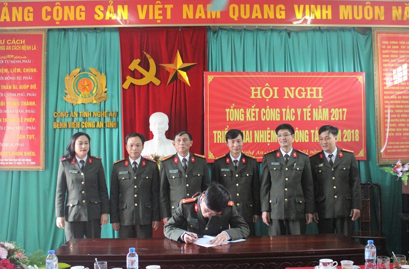 Ký giao ước thi đua giữa các khoa, phòng