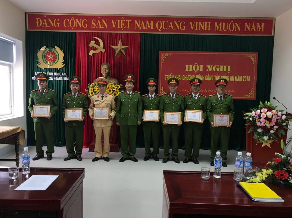 Trao tặng Giấy khen Chiến sỹ thi đua cấp cơ sở cho các cá nhân có thành tích xuất sắc