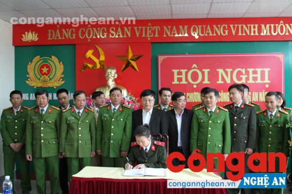 Đại diện các đội kí giao ước thi đua, quyết tâm lập nhiều thành tích, giữ vững ANTT trên địa bàn trong năm 2018