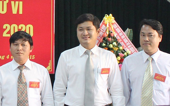 5 tháng sau, ngày 23/9/2015, UBND tỉnh Quảng Nam tổ chức lễ công bố quyết định bổ nhiệm ông Lê Phước Hoài Bảo giữ chức vụ Giám đốc Sở Kế hoạch và Đầu tư tỉnh Quảng Nam. Ông Lê Phước Hoài Bảo được xem là trường hợp đảm nhận chức vụ Giám đốc Sở Kế hoạch và Đầu tư trẻ nhất ở Quảng Nam và của cả nước từ trước đến nay.  Trong ảnh, ông Lê Phước Hoài Bảo (giữa) tại Đại hội Đảng bộ Sở Kế hoạch và đầu tư tháng 4/2015. (nguồn: Sở Kế hoạch và đầu tư tỉnh Quảng Nam)