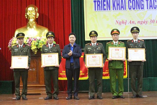 Khen thưởng cho các tập thể, cá nhân có thành tích xuất sắc trong hoạt động, công tác 