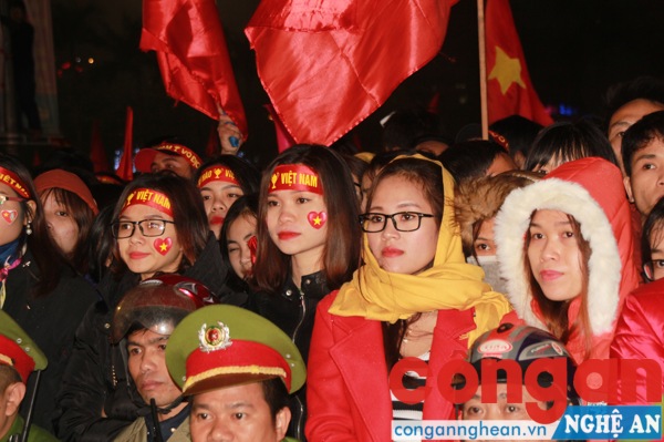 Rất đông người hâm mộ đến chào đón