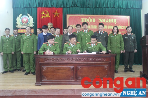 Đại biểu chứng kiến lễ ký giao ước thi đua giữa các đội nghiệp vụ